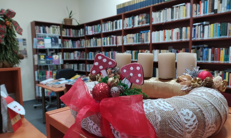 Fotós karácsonyi hangulat a Wekerlei Könyvtárban :: 2023. 12. 15-26.